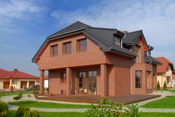 A single-family house covered with anthracite engobe Monza roof tiles