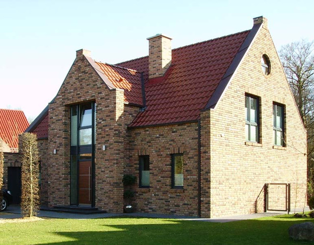 A single-family house covered with red engobed Flandern tiles