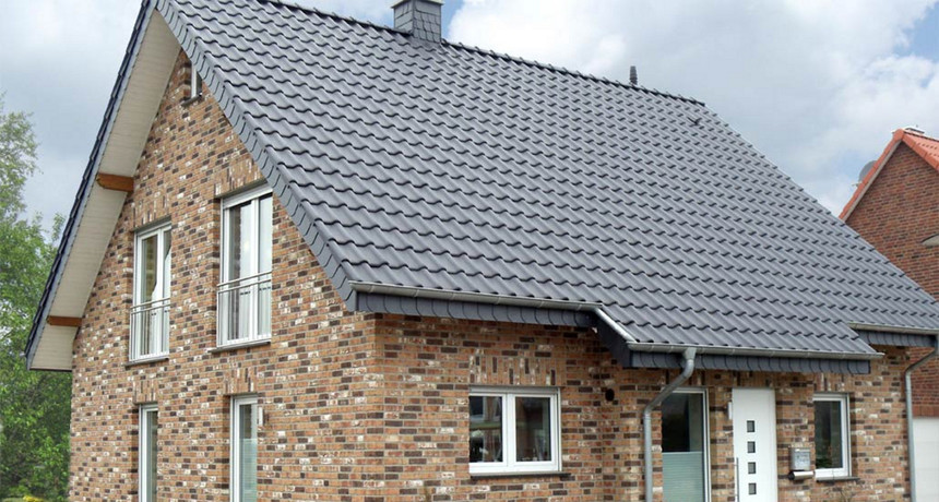 Dachówki ceramiczne: jak dobrać do stylu domu i rodzaju dachu