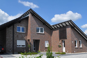 Single-family houses made of blue and brown shaded Accum brick