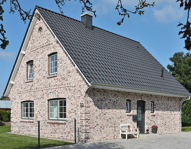 A single-family house with anthracite engobe Monza roof tiles