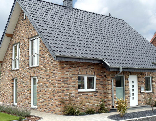 A single-family house covered with anthracite engobe Monza roof tiles
