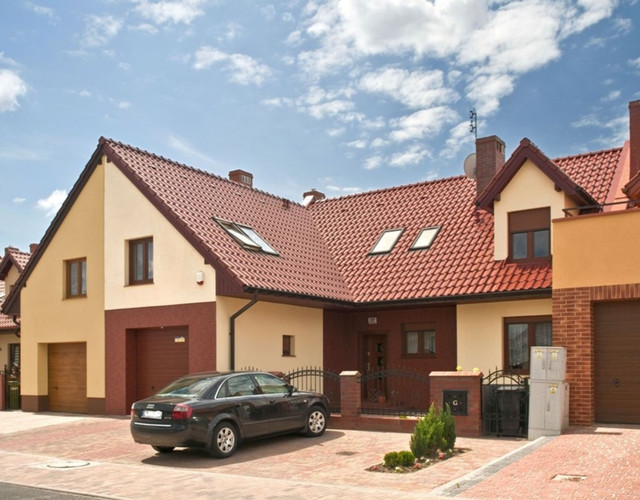 A multi-family house covered with chestnut engobe Monza tiles