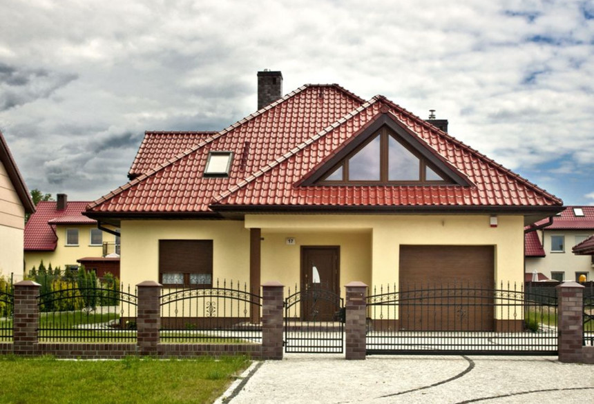 A single-family house covered with chestnut engobe Monza roof tile