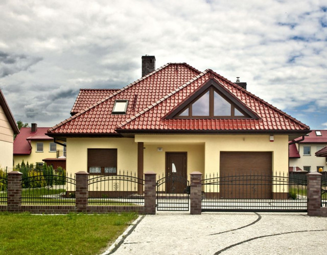 A single-family house covered with chestnut engobe Monza roof tile