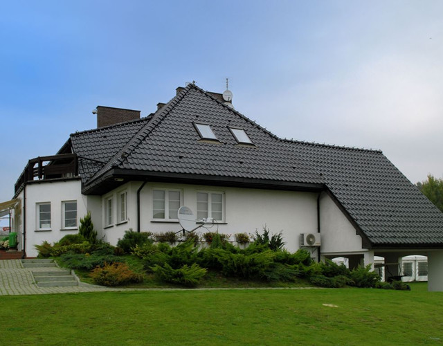 A single-family house covered with glazed tobago Monza tiles