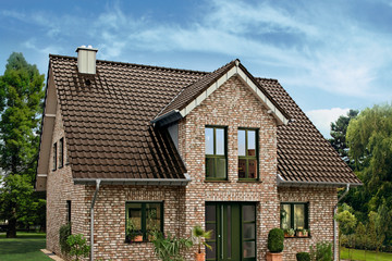 A single-family house covered with MONZA Maduro