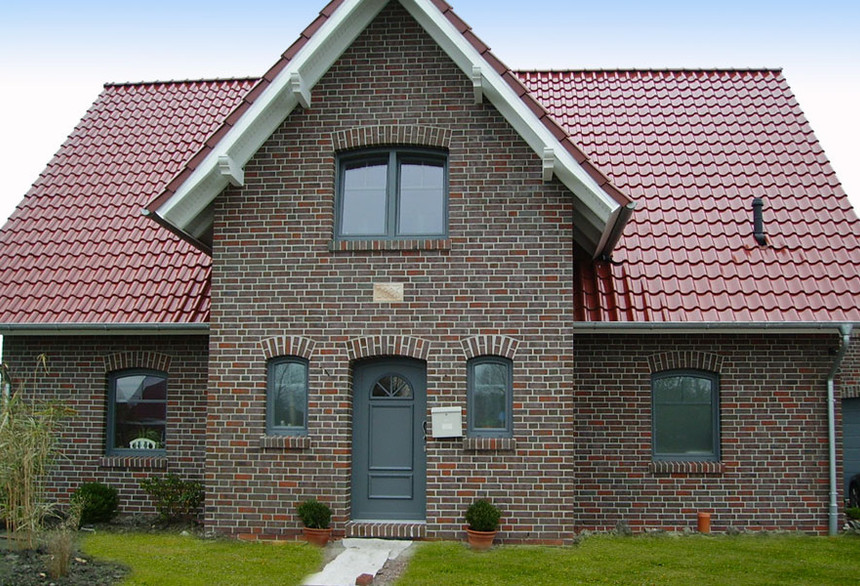 A single-family house covered with chestnut engobe Bornholm tiles