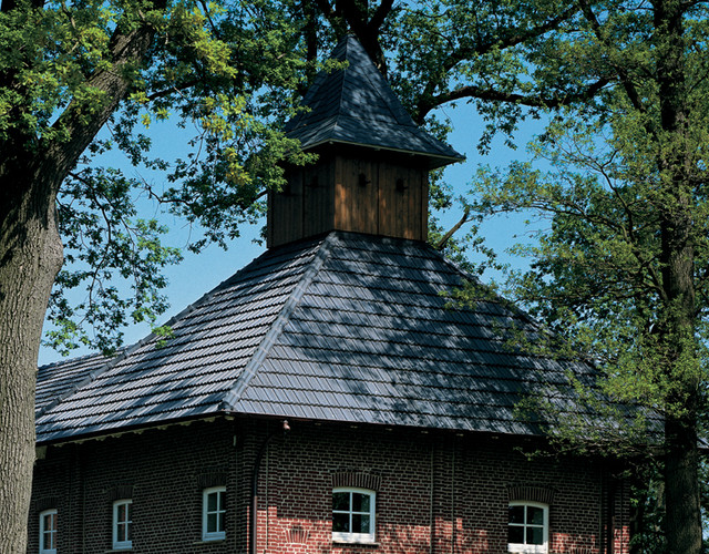 A single-family house covered with anthracite Elsass tiles