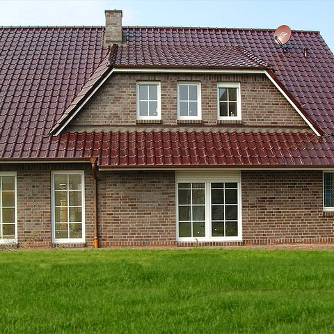 Dom jednorodzinny z dachówką FLANDERNplus barolo glazurowana